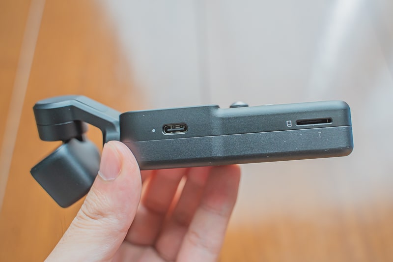 左側面にはUSB-C端子とマイクロSD