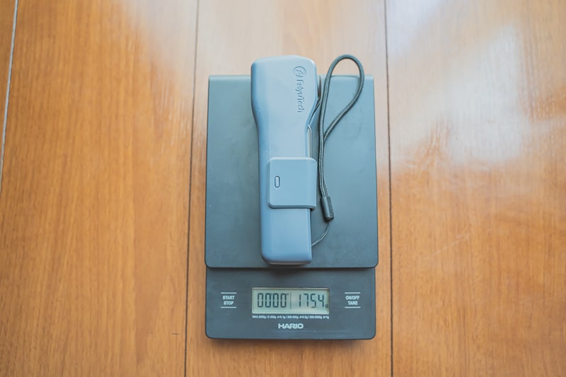 付属のケースに入れると175g